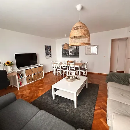 Piso En El Centro Hasta 8 Pax Con Garaje, Gimnasio, Ludoteca Y Salas De Reuniones Appartement *